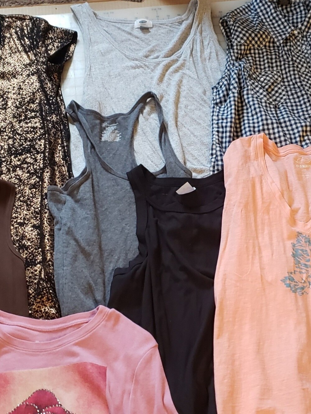 Women sz large tees, tanks & short sleeved tops.
